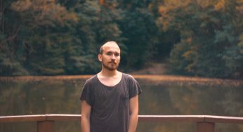 Jeseň sa vracia každý rok, a s ňou aj Mário Jenčo. Tentokrát má V rukách dážď